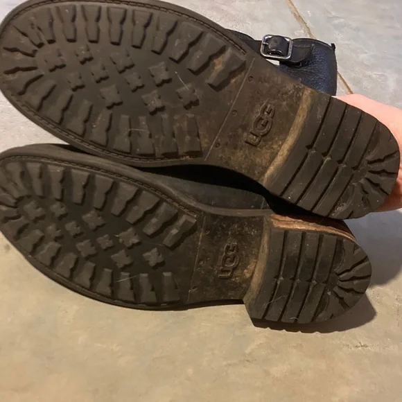 Ugg Chaney Leather Shearling Boot - Picture 3 of 8